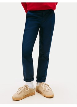 Tommy Hilfiger Chinosy 1985 KB0KB09638 D Granatowy Slim Fit ze sklepu MODIVO w kategorii Spodnie chłopięce - zdjęcie 186595577
