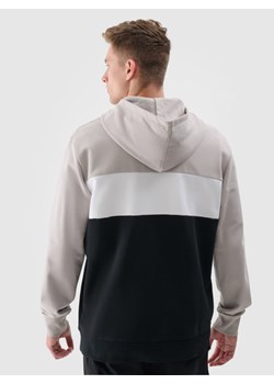 Męska bluza dresowa nierozpinana bez kaptura 4F 4FWSS24TSWSM1032 - szara ze sklepu Sportstylestory.com w kategorii Bluzy męskie - zdjęcie 186604975