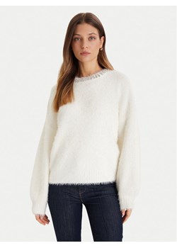 Guess Sweter W5BR58 Z3BH0 Biały Regular Fit ze sklepu MODIVO w kategorii Swetry damskie - zdjęcie 186636556