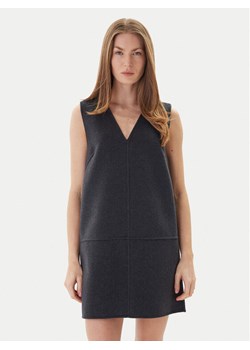 Calvin Klein Sukienka dzianinowa LV044D017G Szary Relaxed Fit ze sklepu MODIVO w kategorii Sukienki - zdjęcie 186639765