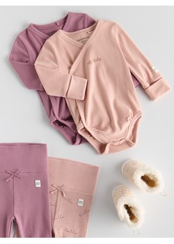 Reserved - Bawełniane body z haftem - brudny róż ze sklepu Reserved w kategorii Body niemowlęce - zdjęcie 186646507