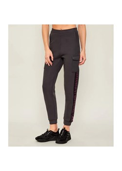 EA7 Spodnie dresowe | Regular Fit ze sklepu Gomez Fashion Store w kategorii Spodnie damskie - zdjęcie 186649976