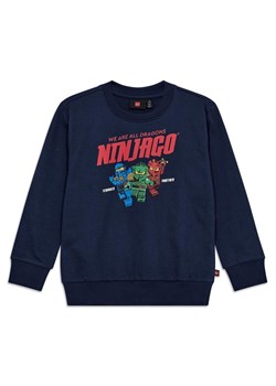 LEGO Bluza Ninjago 11010944 Granatowy Regular Fit ze sklepu MODIVO w kategorii Bluzy chłopięce - zdjęcie 186655165