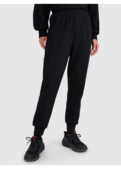 Damskie spodnie dresowe joggery 4F 4FWAW25TTROF1196 - czarne ze sklepu Sportstylestory.com w kategorii Spodnie damskie - zdjęcie 186668526