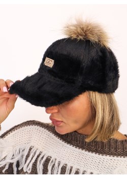 CZAPKA FUTRZANA Z NASZYWKĄ I ODPINANYM POMPONEM- CZARNY ze sklepu olika.com.pl w kategorii Czapki z daszkiem damskie - zdjęcie 186669436