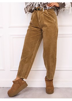 SPODNIE SZTRUKSOWE MOM FIT Z PRZESZYCIAMI NA DOLE NOGAWEK+ PASEK ze sklepu olika.com.pl w kategorii Spodnie damskie - zdjęcie 186669447