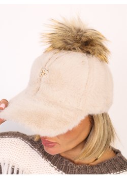 CZAPKA FUTRZANA Z NAPISEM MIN MIN I ODPINANYM POMPONEM- BEŻOWY ze sklepu olika.com.pl w kategorii Czapki z daszkiem damskie - zdjęcie 186669468
