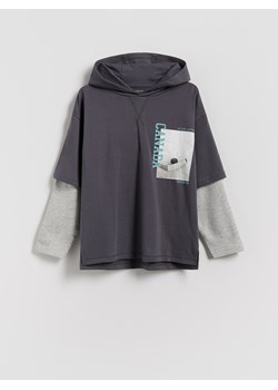 Reserved - Longsleeve z kapturem - ciemnoszary - id: 603FJ-90X - marki Reserved - 186681709 Reserved - Longsleeve z kapturem - ciemnoszary ze sklepu Reserved w kategorii Bluzy chłopięce - zdjęcie 186681709