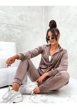 Welurowy komplet z rozpinaną bluzą cappuccino (771) - id: 25694 - marki Goodlookin.pl - 186683555 Welurowy komplet z rozpinaną bluzą cappuccino (771) ze sklepu goodlookin.pl w kategorii Komplety i garnitury damskie - zdjęcie 186683555