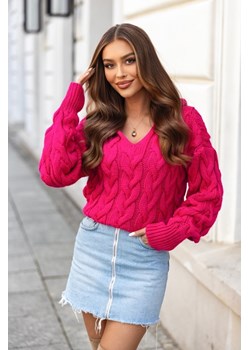 krótki sweter roco ze splotem i kapturem polski produkt j&k premium - róż malina ze sklepu STYLOWO w kategorii Swetry damskie - zdjęcie 186684307
