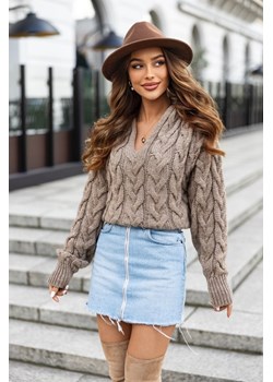 krótki sweter roco ze splotem i kapturem polski produkt j&k premium - cappuccino ze sklepu STYLOWO w kategorii Swetry damskie - zdjęcie 186684309