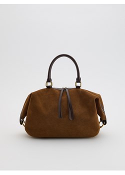 Reserved - Zamszowa torebka z paskiem - brązowy ze sklepu Reserved w kategorii Torby Shopper bag - zdjęcie 186694019