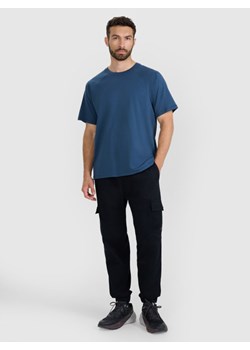 Męskie spodnie casual cargo 4F 4FWAW25TTROM1210 - czarne ze sklepu Sportstylestory.com w kategorii Spodnie męskie - zdjęcie 186703198
