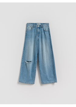 Reserved - Jeansy wide leg z przetarciem - niebieski - id: 802FF-50J - marki Reserved - 186714865 Reserved - Jeansy wide leg z przetarciem - niebieski ze sklepu Reserved w kategorii Spodnie dziewczęce - zdjęcie 186714865