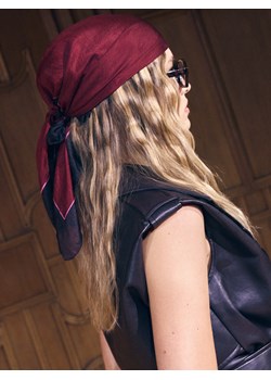 Mohito - Jedwabna apaszka - kasztanowy - id: 474HN-83X - marki Mohito - 186716889 Mohito - Jedwabna apaszka - kasztanowy ze sklepu Mohito w kategorii Szaliki i chusty damskie - zdjęcie 186716889