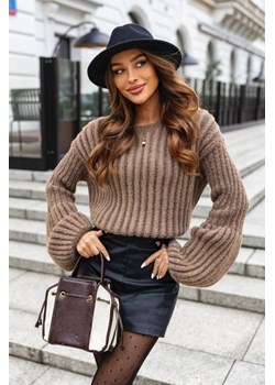 krótki sweter ksenia z szerokimi rękawami polski produkt j&k premium - cappuccino ze sklepu STYLOWO w kategorii Swetry damskie - zdjęcie 186724646