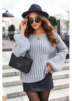 krótki sweter ksenia z szerokimi rękawami polski produkt j&k premium - szary ze sklepu STYLOWO w kategorii Swetry damskie - zdjęcie 186724658