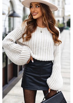 krótki sweter ksenia z szerokimi rękawami polski produkt j&k premium - ecru ze sklepu STYLOWO w kategorii Swetry damskie - zdjęcie 186724659