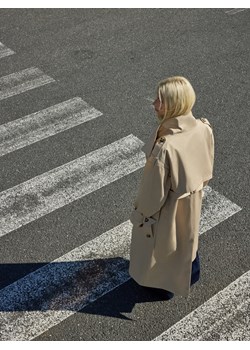 Reserved - Dwurzędowy trencz z paskiem - beżowy - id: ZR287-80X - marki Reserved - 186725025 Reserved - Dwurzędowy trencz z paskiem - beżowy ze sklepu Reserved w kategorii Płaszcze damskie - zdjęcie 186725025