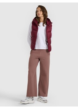 Damski bezrękawnik puchowy pikowany z kapturem 4F 4FRAW25TVJAF326 - bordowy ze sklepu Sportstylestory.com w kategorii Kamizelki damskie - zdjęcie 186725749