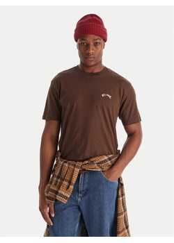 Billabong T-Shirt Arch Crew SS EBYKT00100 Brązowy Regular Fit ze sklepu MODIVO w kategorii T-shirty męskie - zdjęcie 186729428