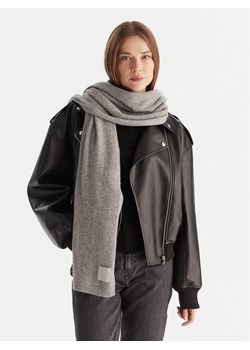 Szalik Calvin Klein Emblem LV04D8014G Szary ze sklepu eobuwie.pl w kategorii Szaliki i chusty damskie - zdjęcie 186732098