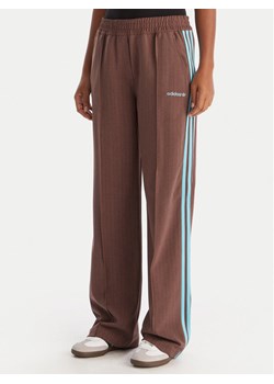 adidas Spodnie dresowe JX5308 Brązowy Regular Fit ze sklepu MODIVO w kategorii Spodnie damskie - zdjęcie 186746425