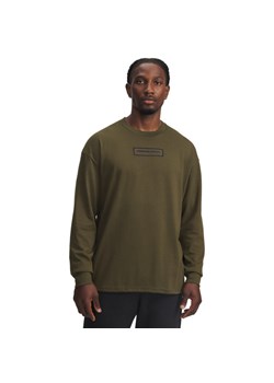 Męski longsleeve z nadrukiem Under Armour Project Rock LS - khaki ze sklepu Sportstylestory.com w kategorii T-shirty męskie - zdjęcie 186749148