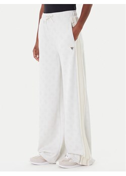 Guess Spodnie dresowe V5YB10 K0282 Écru Relaxed Fit ze sklepu MODIVO w kategorii Spodnie damskie - zdjęcie 186752549