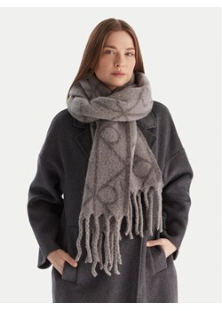 Calvin Klein Szalik Emblem Aop Brushed LV04D8072G Szary ze sklepu MODIVO w kategorii Szaliki męskie - zdjęcie 186752607