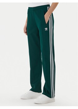 adidas Spodnie dresowe Beckenbauer JV7395 Zielony Regular Fit ze sklepu MODIVO w kategorii Spodnie damskie - zdjęcie 186762787