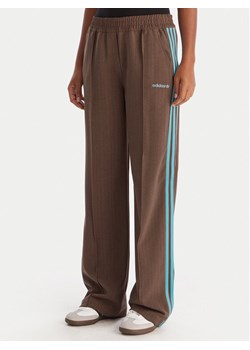 adidas Spodnie dresowe JX5308 Brązowy Regular Fit ze sklepu MODIVO w kategorii Spodnie damskie - zdjęcie 186769046
