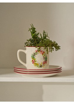 Sinsay - Ceramiczny kubek świąteczny z motywem wieńca - wielobarwny - id: 055GI-MLC - marki Sinsay - 186773619 Sinsay - Ceramiczny kubek świąteczny z motywem wieńca - wielobarwny ze sklepu Sinsay w kategorii Kubki - zdjęcie 186773619