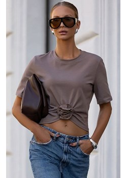 T-shirt damski z marszczeniem i różą latte Elvie B56, Kolor latte, Rozmiar M, Ivon ze sklepu Intymna w kategorii Bluzki damskie - zdjęcie 186777166