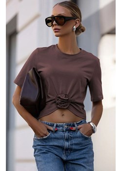 T-shirt damski z marszczeniem i różą mleczna czekolada Elvie B56, Kolor mleczna czekolada, Rozmiar L, Ivon ze sklepu Intymna w kategorii Bluzki damskie - zdjęcie 186777169