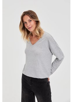 Sweter z dekoltem w serek szary ze sklepu Moodo.pl w kategorii Swetry damskie - zdjęcie 186778765