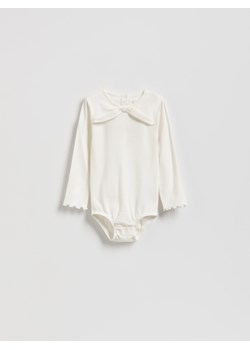 Reserved - Prążkowane body z aplikacją - złamana biel ze sklepu Reserved w kategorii Body niemowlęce - zdjęcie 186792715