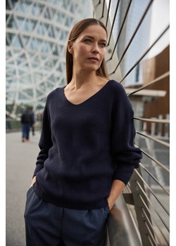 Sweter o prostym fasonie granatowy ze sklepu Moodo.pl w kategorii Swetry damskie - zdjęcie 186793208