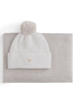 Zestaw Szalik i Czapka Tommy Hilfiger Pom Pom AW0AW17995 Beżowy ze sklepu eobuwie.pl w kategorii Czapki zimowe damskie - zdjęcie 186793339