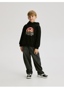 Reserved - Bluza Stranger Things - czarny - id: 985FJ-99X - marki Reserved - 186798097 Reserved - Bluza Stranger Things - czarny ze sklepu Reserved w kategorii Bluzy chłopięce - zdjęcie 186798097