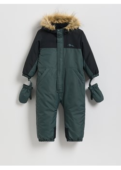 Reserved - Ocieplany kombinezon z rękawiczkami - zielony - id: 561CW-96X - marki Reserved - 186800897 Reserved - Ocieplany kombinezon z rękawiczkami - zielony ze sklepu Reserved w kategorii Kombinezony chłopięce - zdjęcie 186800897
