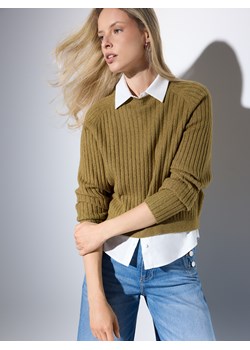 Mohito - Sweter z wszytą koszulą - oliwkowy - id: 555EQ-19X - marki Mohito - 186818569 Mohito - Sweter z wszytą koszulą - oliwkowy ze sklepu Mohito w kategorii Swetry damskie - zdjęcie 186818569