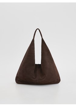 Reserved - Zamszowa torebka hobo - ciemnobrązowy ze sklepu Reserved w kategorii Torebki hobo - zdjęcie 186825057