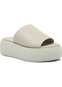 Calvin Klein Skórzane klapki FLATFORM SLIDE LTH ze sklepu Gomez Fashion Store w kategorii Klapki damskie - zdjęcie 186826068
