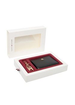Tommy Hilfiger Zestaw portfel i brelok Med Za W/Flap + Charm AW0AW18041 Czarny ze sklepu MODIVO w kategorii Portfele damskie - zdjęcie 187188137