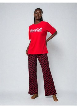 Sinsay - Bawełniana piżama dwuczęściowa Coca-Cola - czerwony - id: 188GF-33X - marki Sinsay - 187190137 Sinsay - Bawełniana piżama dwuczęściowa Coca-Cola - czerwony ze sklepu Sinsay w kategorii Piżamy damskie - zdjęcie 187190137