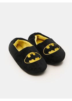 Sinsay - Miękkie kapcie Batman - czarny - id: 251EY-99X - marki Sinsay - 187190158 Sinsay - Miękkie kapcie Batman - czarny ze sklepu Sinsay w kategorii Kapcie dziecięce - zdjęcie 187190158