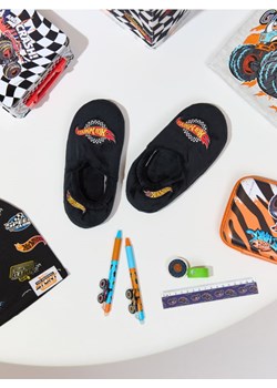 Sinsay - Kapcie Hot Wheels - czarny - id: 264EY-99X - marki Sinsay - 187190169 Sinsay - Kapcie Hot Wheels - czarny ze sklepu Sinsay w kategorii Kapcie dziecięce - zdjęcie 187190169