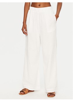 Seafolly Spodnie materiałowe Crinkle 55430-PA Biały Regular Fit - id: 0000304990472 - marki SEAFOLLY - 187201218 Seafolly Spodnie materiałowe Crinkle 55430-PA Biały Regular Fit ze sklepu MODIVO w kategorii Spodnie damskie - zdjęcie 187201218