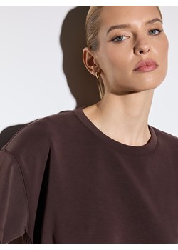 Mohito - Czekoladowy t-shirt z dodatkiem modalu - brązowy - id: 398EM-88X - marki Mohito - 187207266 Mohito - Czekoladowy t-shirt z dodatkiem modalu - brązowy ze sklepu Mohito w kategorii Bluzki damskie - zdjęcie 187207266